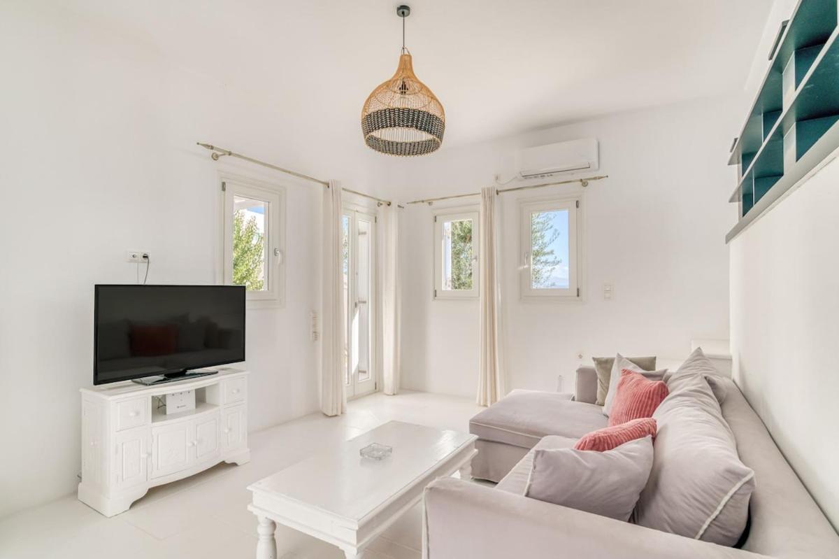 Zeos - Cycladic House Close To The Villa *